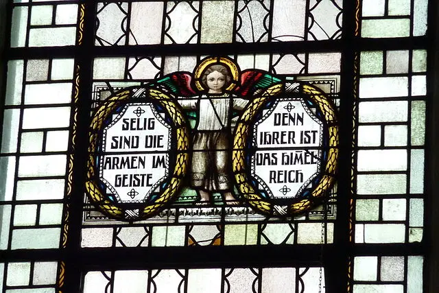 Die Seligpreisung der Armen im Geiste, als Glasfenster dargestellt in St. Dionysius und Sebastian, der Pfarrkirche in Kruft